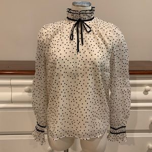 Delicate and feminine blouse with velvet details